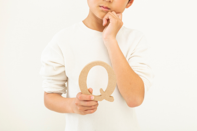 虫歯の治療は何歳から受けられるのか考える男の子
