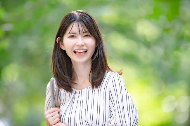 ホワイトニングをした美しい歯で笑う女性
