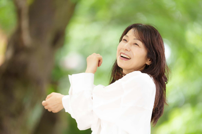 適切な口腔ケアをして健康な歯を保った女性