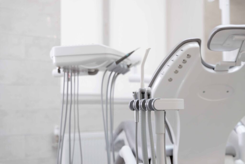 歯科の椅子と治療器具