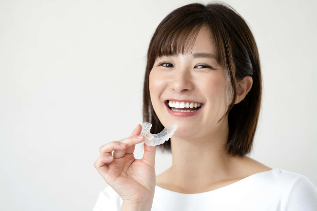 歯科医院の噛み合わせ治療でスプリント療法を行う女性