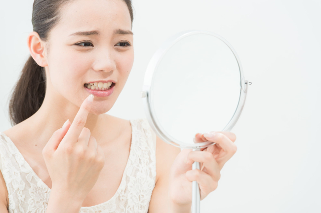 歯の噛み合わせに違和感を感じる女性