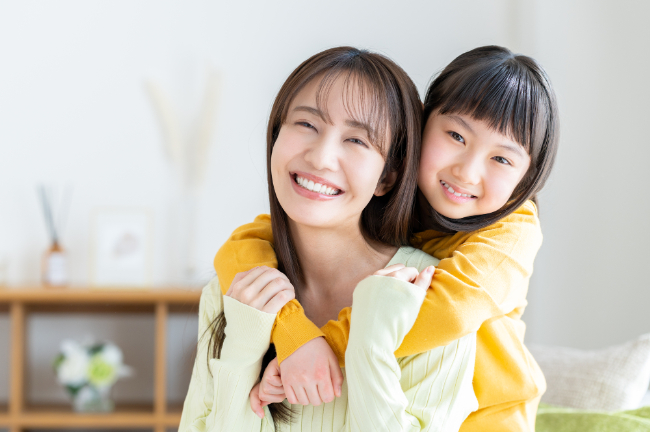 歯の矯正をして綺麗な歯並びになった親子