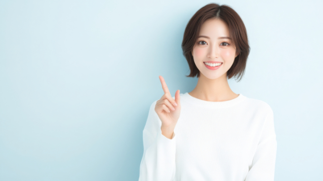 矯正治療で歯を動かす仕組みについて説明する女性