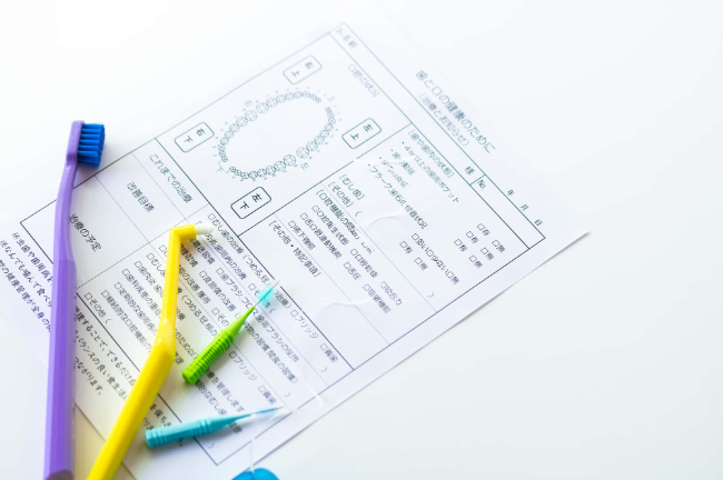 歯を失うのを防止する為に自宅での丁寧な歯みがきと定期歯科検診を受けるイメージ