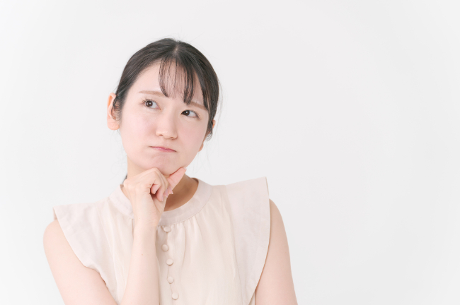 虫歯治療に保険は適用されるのか考える女性