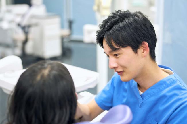歯の噛み合わせ治療後の再発防止に定期歯科検診を受ける患者