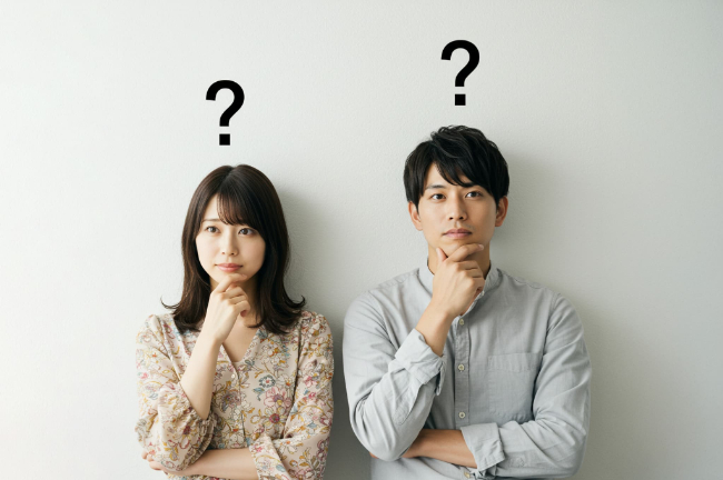 マウスピース矯正は保険適用の対象になるのか疑問に思う若い男女