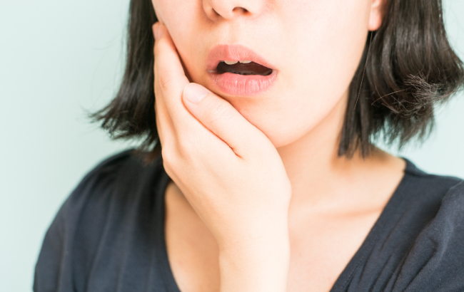 噛み合わせを治療しないことで虫歯が悪化した女性