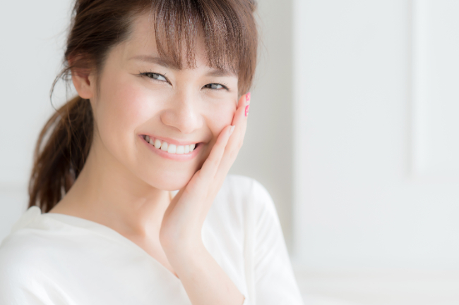 マウスピースを終えて綺麗な歯並びになった女性