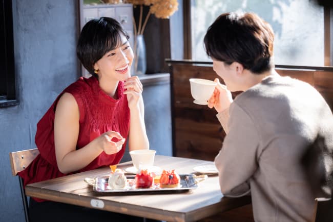 楽しそうに笑顔でデートする男女
