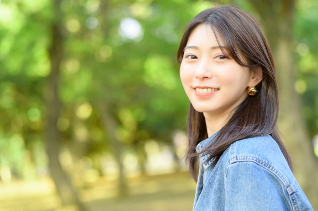 ホワイトニングをした綺麗な白い歯で笑う女性
