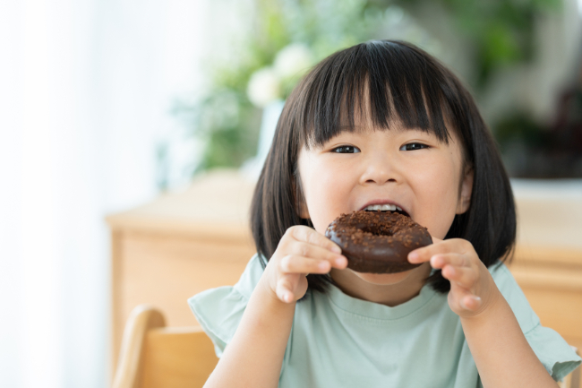 ドーナッツを食べている子供